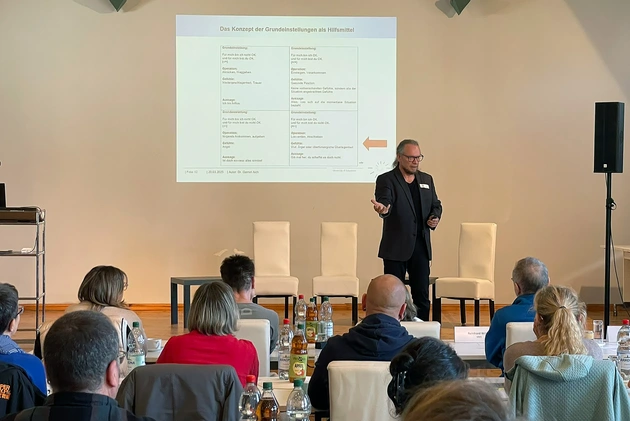 Bild: Prof. Aich im Workshop zum GMG.  Bildquelle: Susan Düsing, Institut für angewandte Familien-, Kindheits- und Jugendforschung (IFK) e.V. an der Universität Potsdam