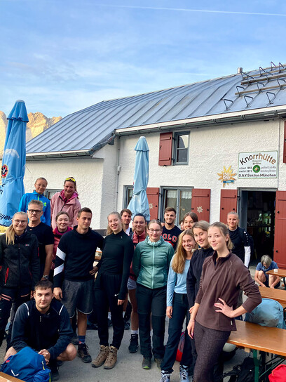 Foto Gruppenbild an der Knorrhütte im Wettersteingebirge in 2051 m ü. NHN Höhe Foto Gruppenbild an der Knorrhütte im Wettersteingebirge in 2051 m ü. NHN Höhe