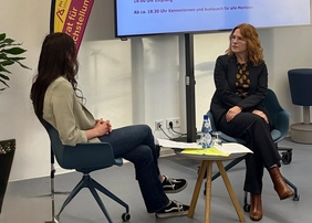 Irma-Schmücker-Preisträgerin Miriam Weßels (links) im Gespräch mit Dr. Margarete Menz. 