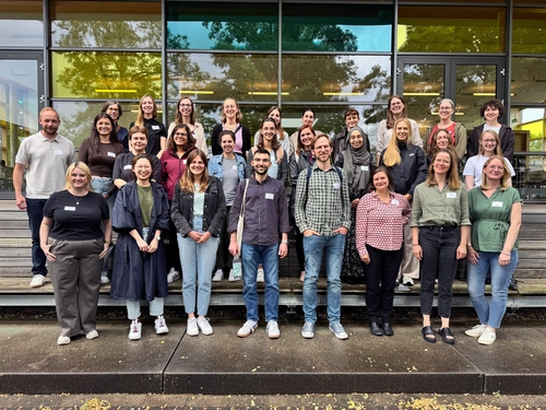 Foto 1: Die Teilnehmenden der Summer School „Methoden der Kindheitsforschung“. Bild: Johanna Hanke Foto 1: Die Teilnehmenden der Summer School „Methoden der Kindheitsforschung“. Bild: Johanna Hanke