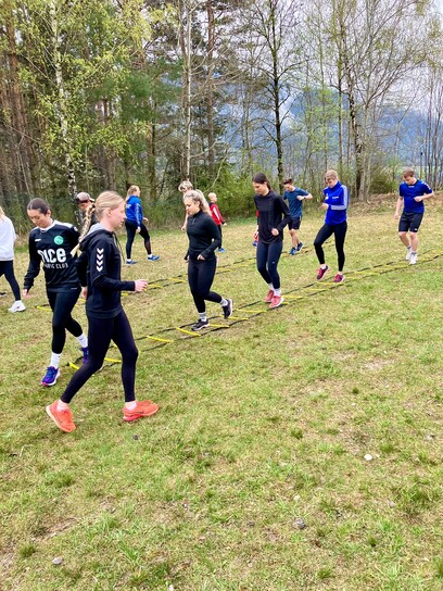 Foto Teilnehmer der Exkursion machen Übungen an einer Koordinationsleiter Foto Teilnehmer der Exkursion machen Übungen an einer Koordinationsleiter