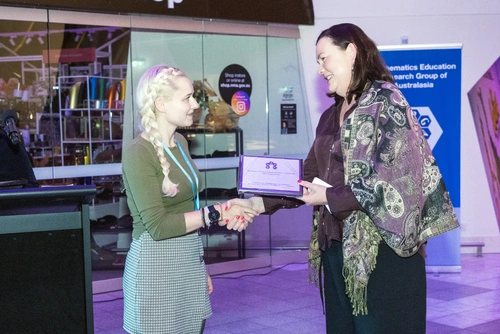Foto: Prof. Jill Fielding von der University of New England in Australien (rechts) gratuliert Dinah-Marie Wiedenhöfer zu ihrem Award. Bildquelle: Photo by Ari Rex.  Foto: Prof. Jill Fielding von der University of New England in Australien (rechts) gratuliert Dinah-Marie Wiedenhöfer zu ihrem Award. Bildquelle: Photo by Ari Rex.