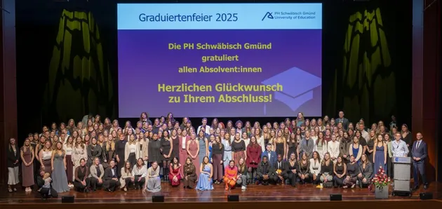 Die Absolventinnen und Absolventen bei der Graduiertenfeier 2025. Bildquelle: Philipp Uhlmann.   Die Absolventinnen und Absolventen bei der Graduiertenfeier 2025. Bildquelle: Philipp Uhlmann.