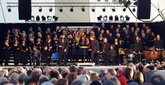 Foto Landesgartenschau Schwäbisch Gmünd 2019, Carmina Burana von Carl Orff, Chor der Pädagogischen Hochschule und Philharmonischer Chor Schwäbisch Gmünd. Foto: Hartmut Hientzsch Foto Landesgartenschau Schwäbisch Gmünd 2019, Carmina Burana von Carl Orff, Chor der Pädagogischen Hochschule und Philharmonischer Chor Schwäbisch Gmünd. Foto: Hartmut Hientzsch