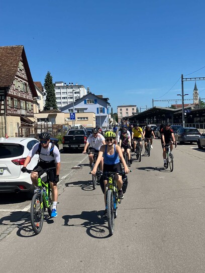 Foto Foto der Teilnehmer beim Fahrradfahren Foto Foto der Teilnehmer beim Fahrradfahren