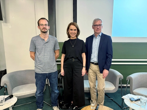 v.l.n.r.: Domenic Böttger, Ministerin Petra Olschowski, Prof. Dr. Helmar Schöne. Bildquelle: PH Schwäbisch Gmünd  v.l.n.r.: Domenic Böttger, Ministerin Petra Olschowski, Prof. Dr. Helmar Schöne. Bildquelle: PH Schwäbisch Gmünd