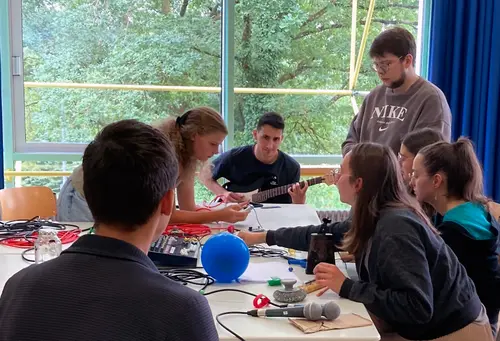 Bild: Die Schülerinnen und Schüler im Austausch mit Studierenden. Bildquelle: Ina Henning.  Bild: Die Schülerinnen und Schüler im Austausch mit Studierenden. Bildquelle: Ina Henning.