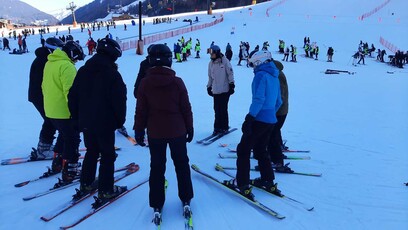 Foto Gruppenbild der Exkursionsteilnehmer bei einer Besprechung Foto Gruppenbild der Exkursionsteilnehmer bei einer Besprechung