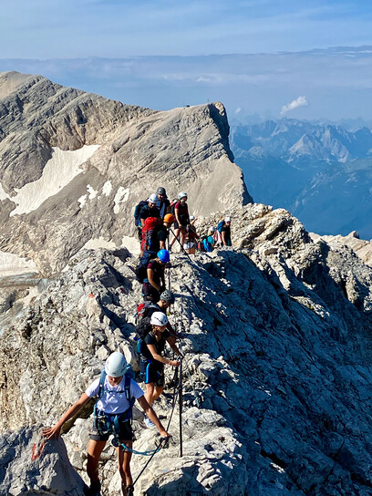 Foto Gruppenbild kurz vor dem Gipfel der Zugspitze  Foto Gruppenbild kurz vor dem Gipfel der Zugspitze
