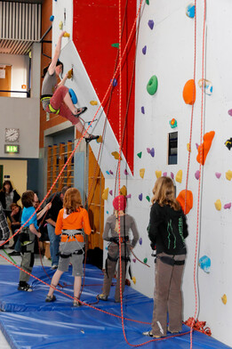 Foto: Indoor-Kletterwand der PH und Kletternde Foto: Indoor-Kletterwand der PH und Kletternde