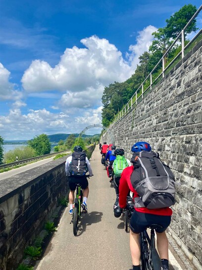 Foto Foto der Teilnehmer beim Fahrradfahren Foto Foto der Teilnehmer beim Fahrradfahren