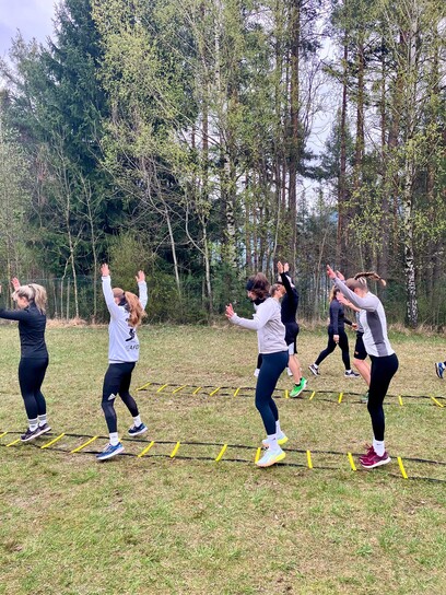 Foto Teilnehmer der Exkursion machen Übungen an einer Koordinationsleiter Foto Teilnehmer der Exkursion machen Übungen an einer Koordinationsleiter